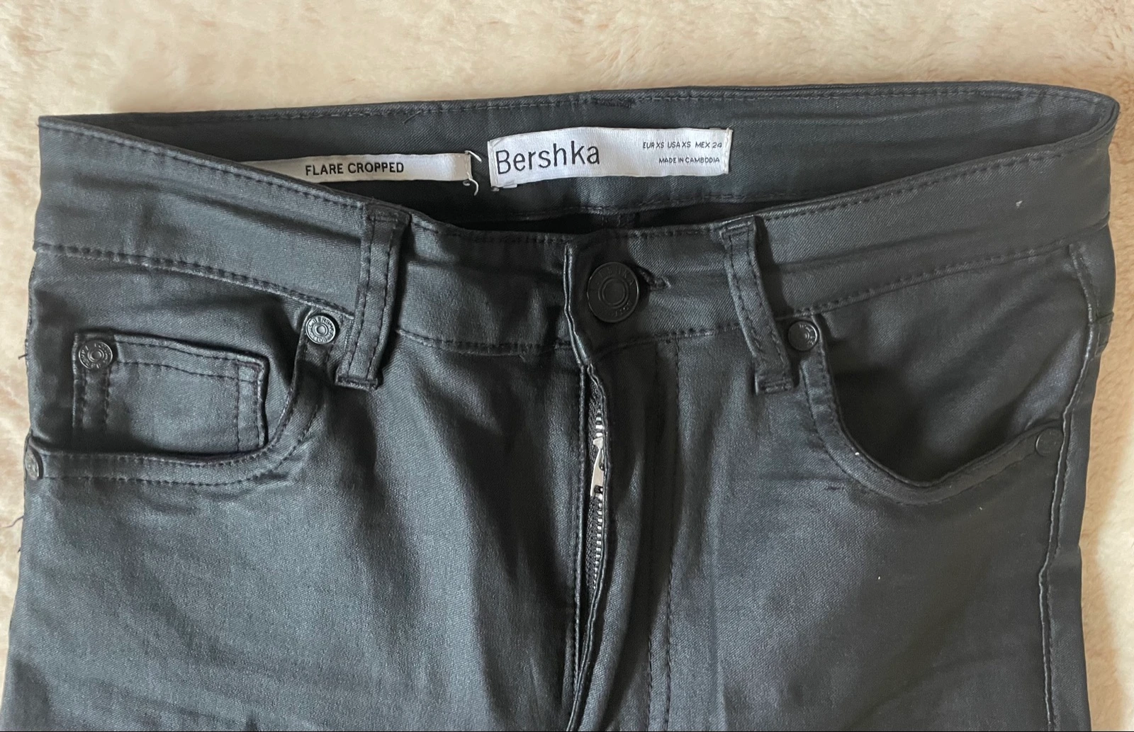 Zwarte Bershka kunstleren flare cropped broek – photo 4